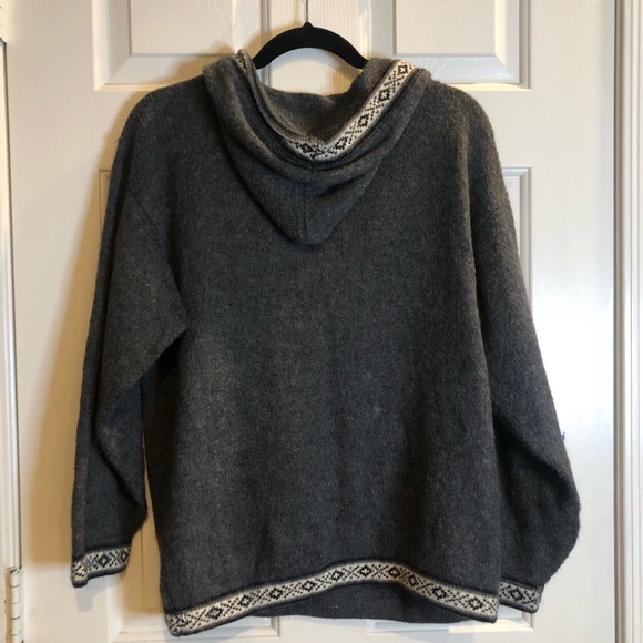 Stylish Gray V-Neck Sweater with Patterned Trim - Picture 5 of 8